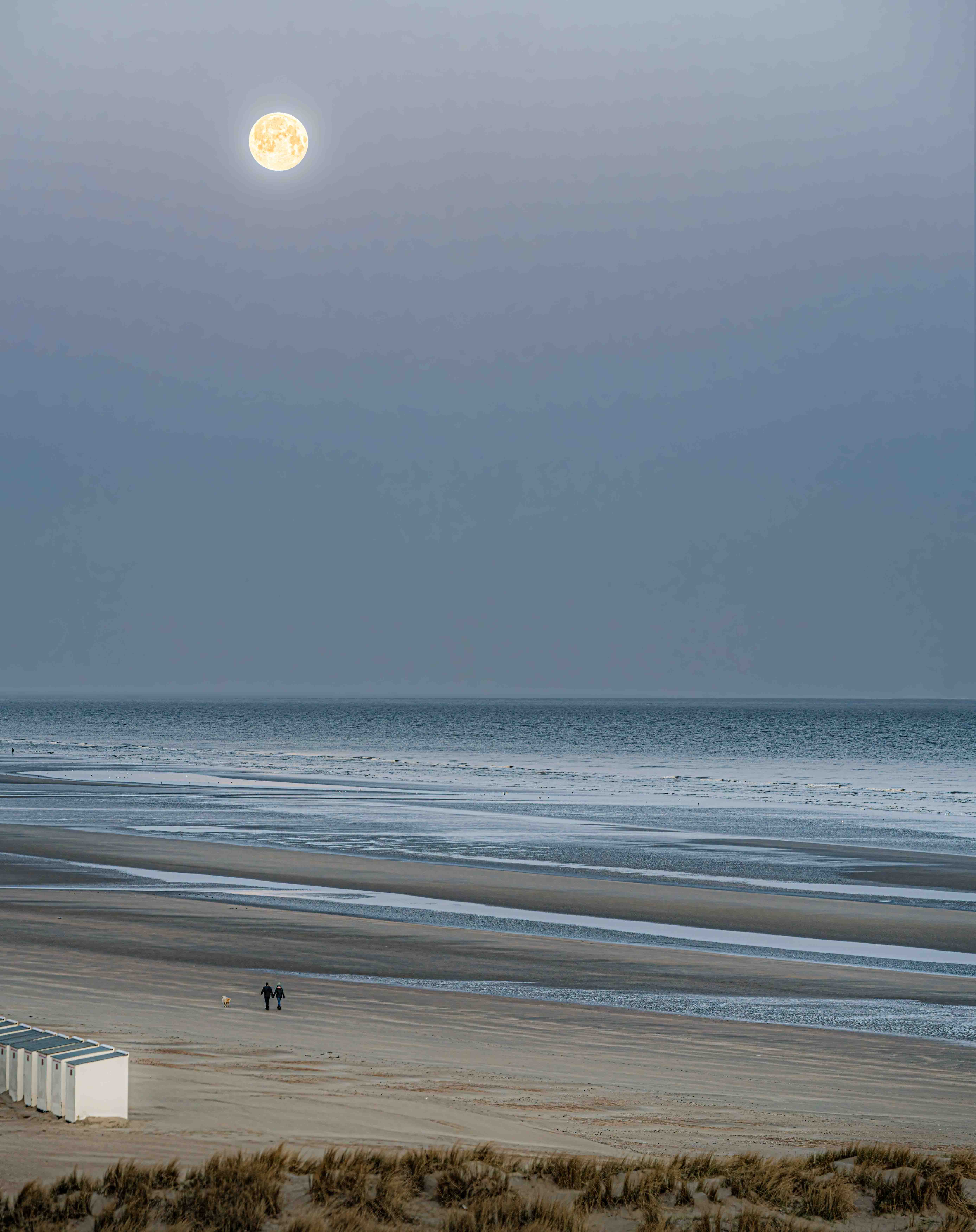 70-2104- moon over Nieuwpoort.jpg